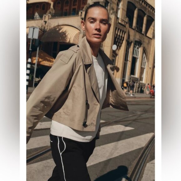 Zara DOUBLE BREASTED SHORT TRENCH COAT - Picture 2 of 6